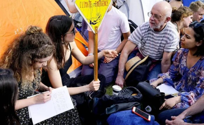 Extinction Rebellion begins 3-day climate change action outside Windsor Castle