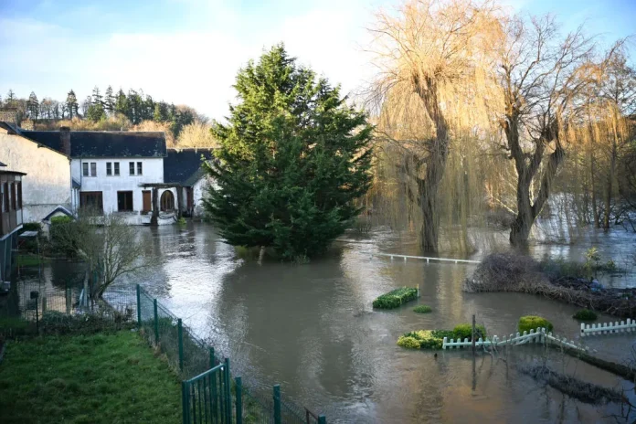 Storm Herminia brings violent winds to Western France