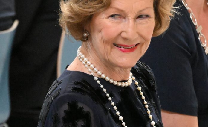Queen Sonja of Norway leaves hospital