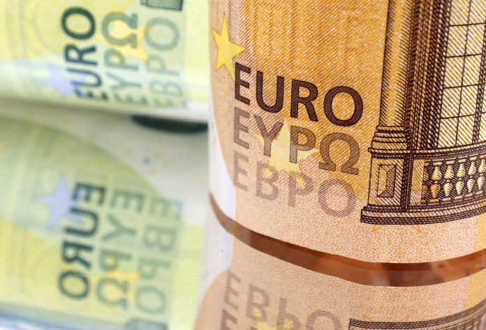 Dollar rises, euro falls after US-EU trade agreement
