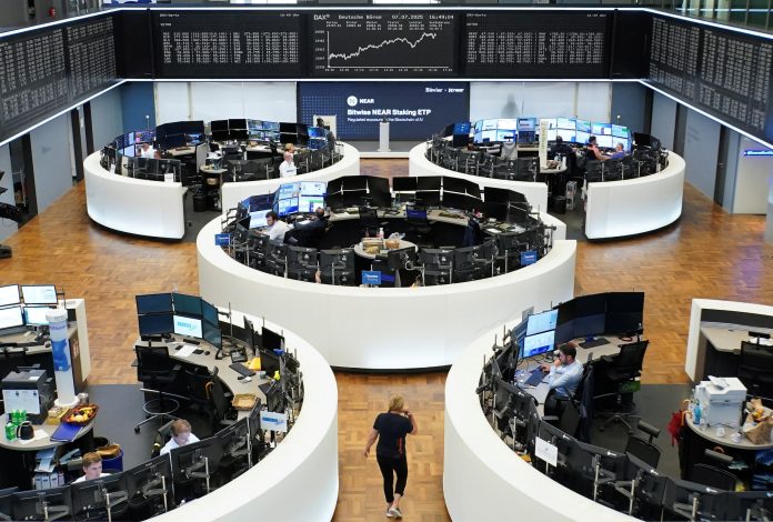 European shares rise as investors eye US data, tariff risks