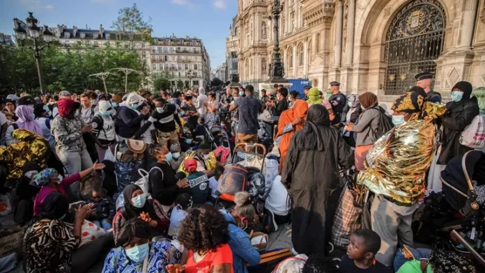 Migrants demand urgent asylum from Paris City Hall