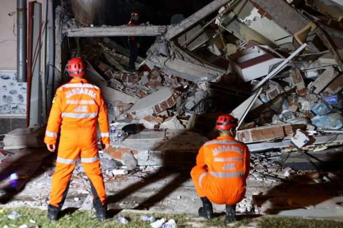 One killed as earthquake hits western Turkey